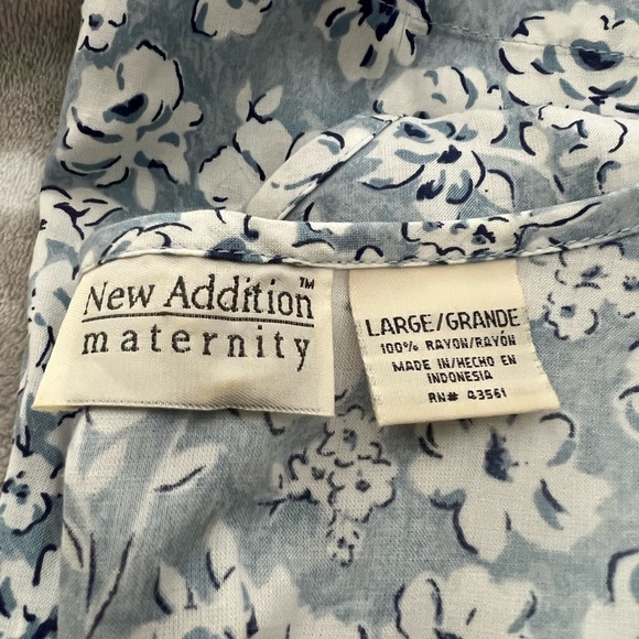 Blue maternity top with white flowers - Picture 3 of 3